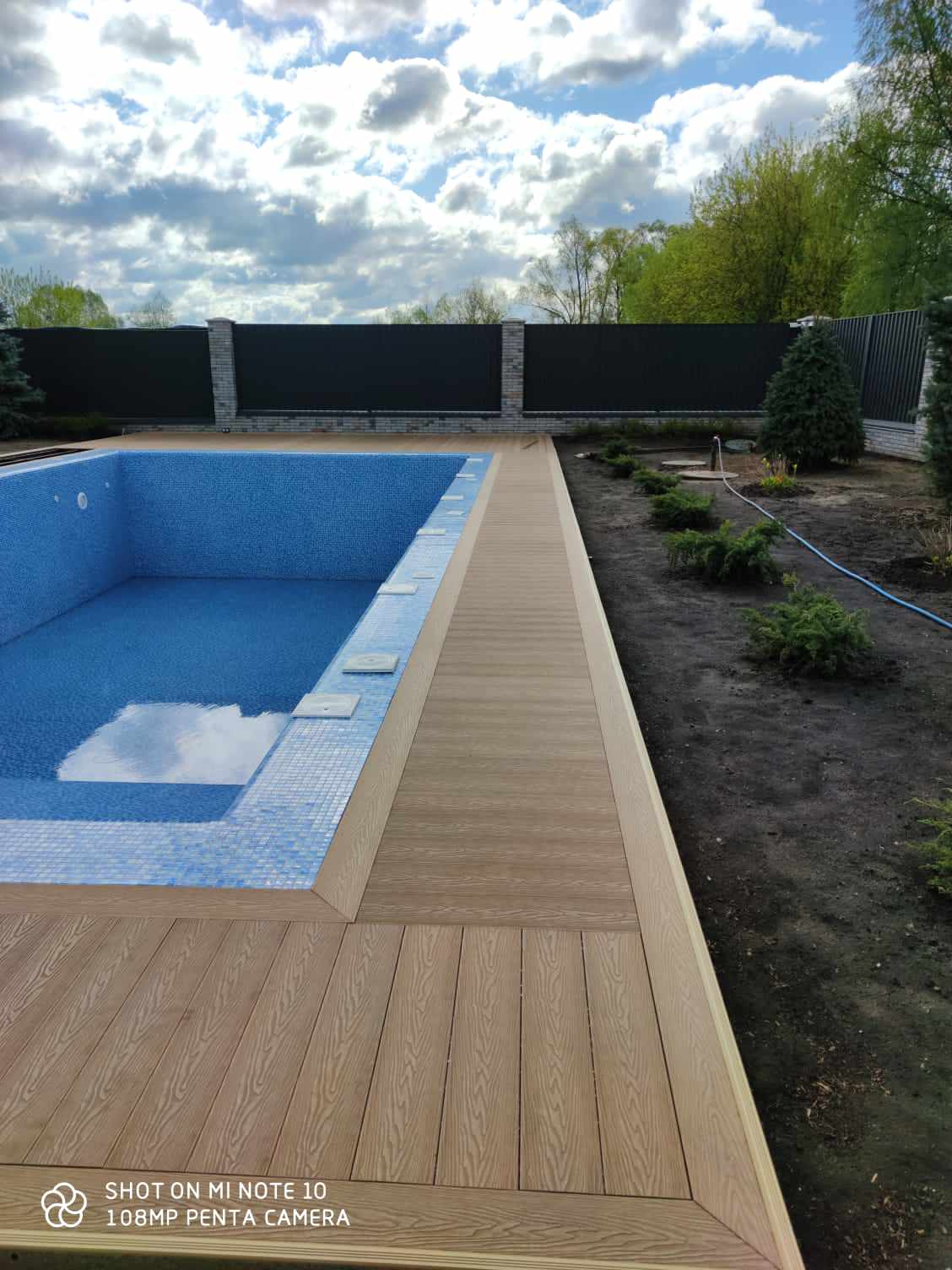 Благоустройство территории вокруг бассейна