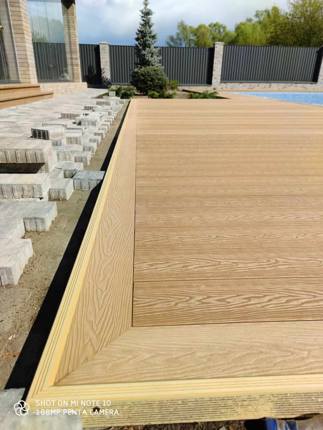 Благоустройство территории вокруг бассейна