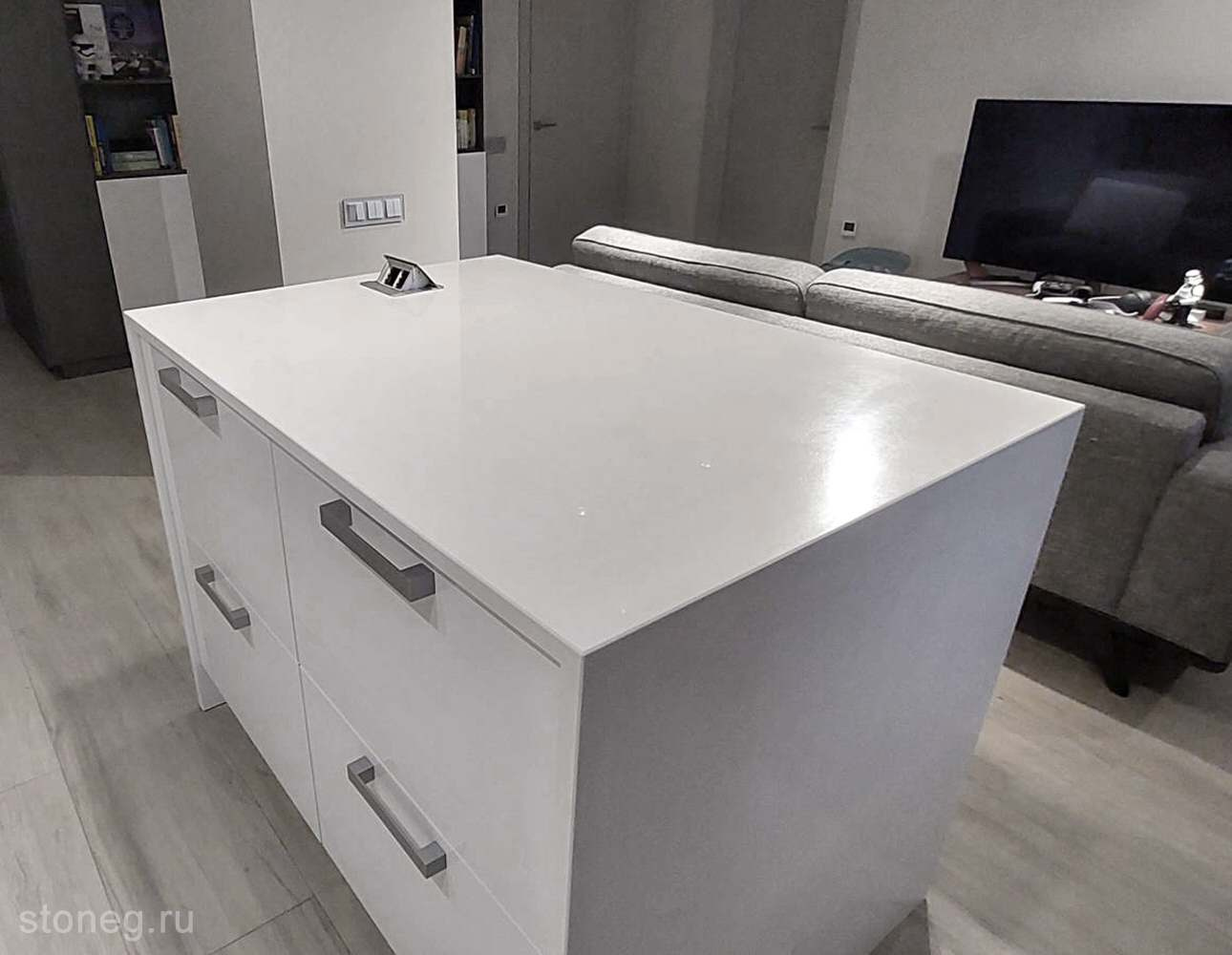 Стол с ногами из искусственного камня Hi-Macs белого цвета