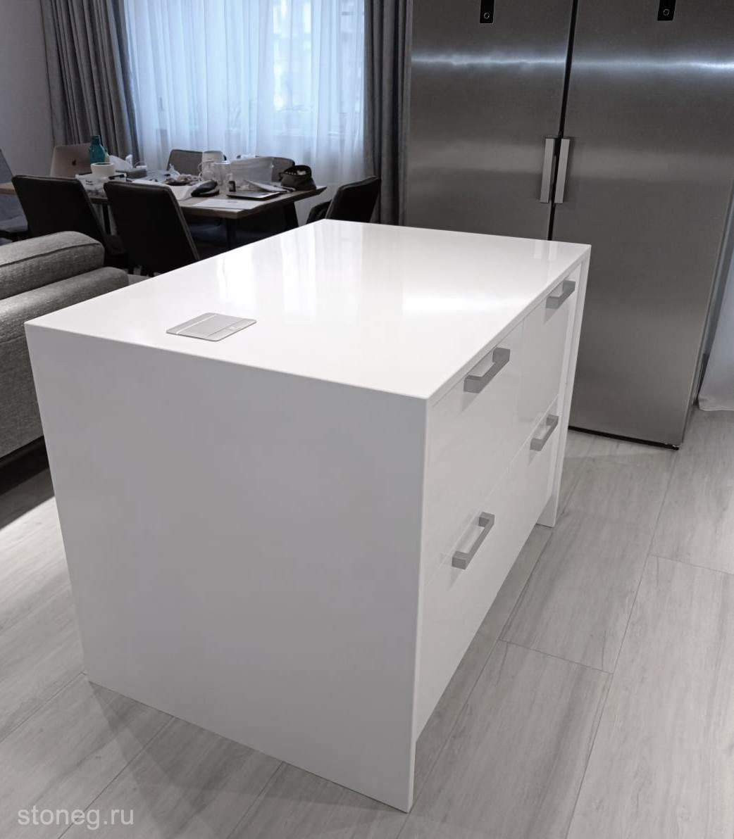 Стол с ногами из искусственного камня Hi-Macs белого цвета