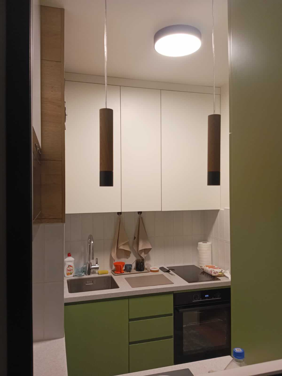 Кухня и шкаф с интегрированными ручками