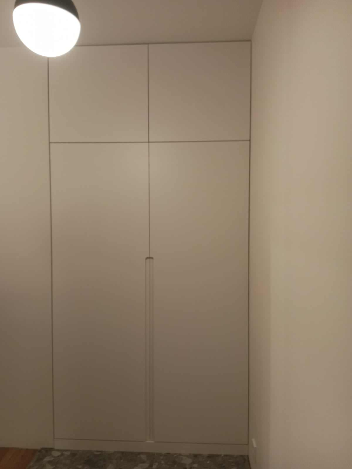 Кухня и шкаф синтегрированными ручками