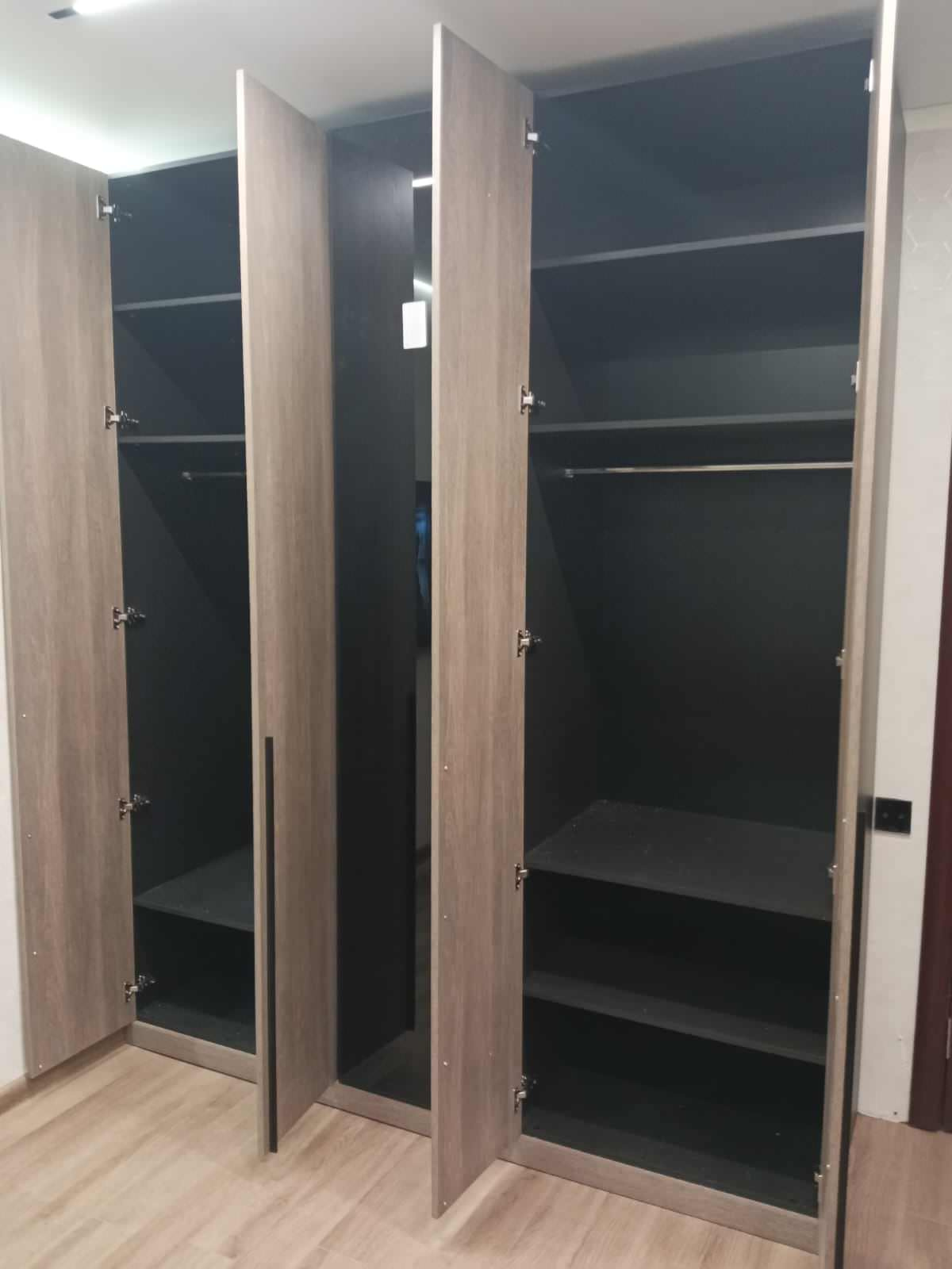 Шкаф с тонированным стеклом