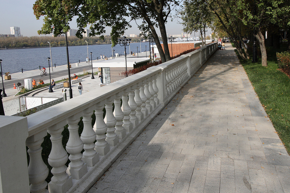Классическая балюстрада в парке Северного речного вокзала