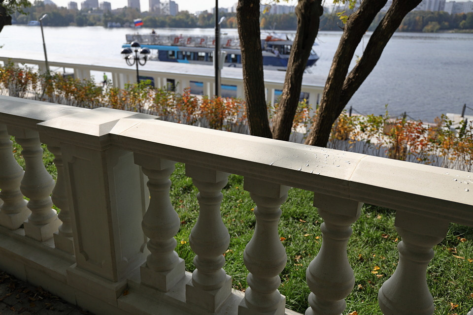 Классическая балюстрада в парке Северного речного вокзала