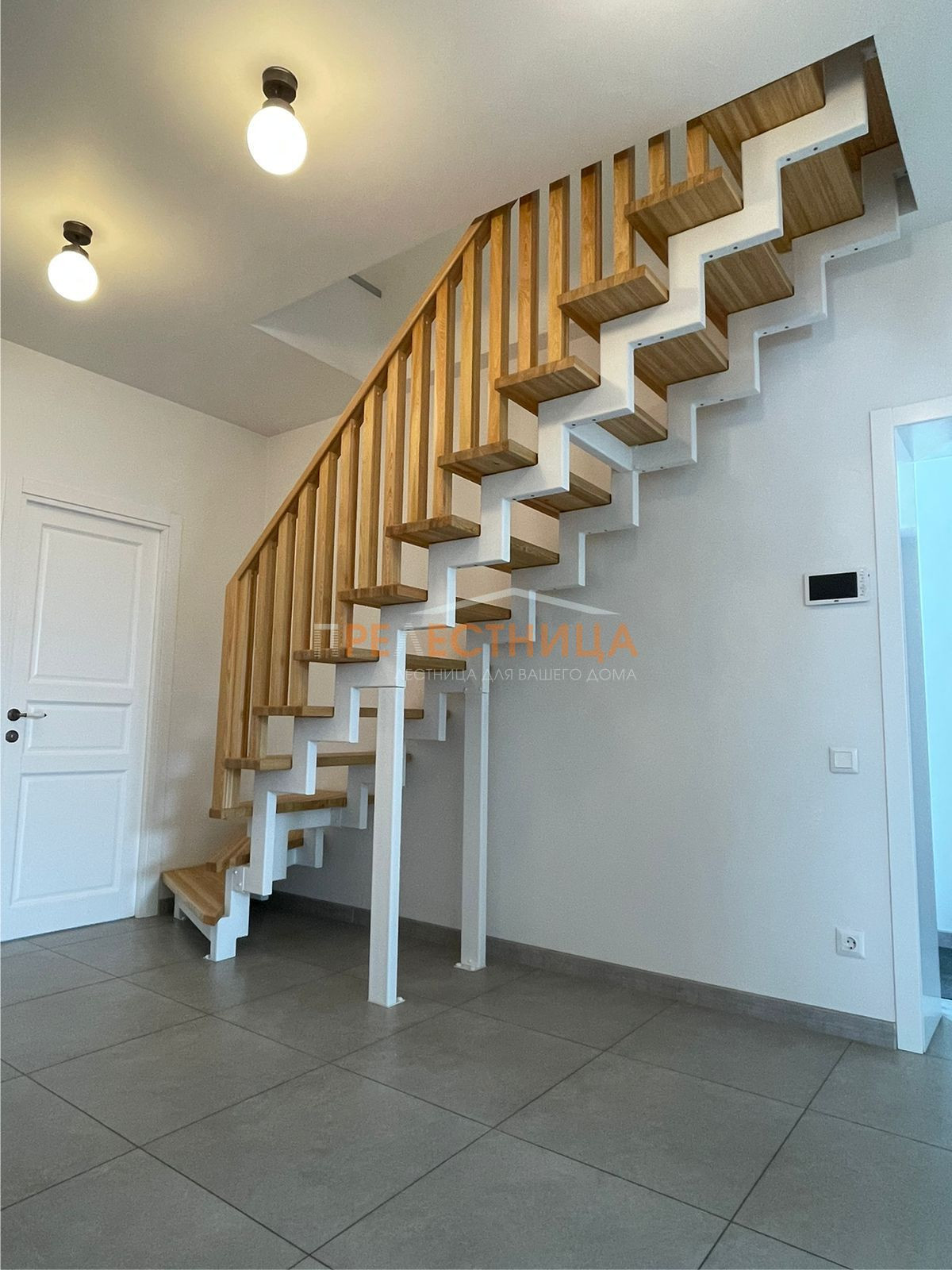 Лестница на двух косоурах Тандем - 32 с ступенями из лиственницы