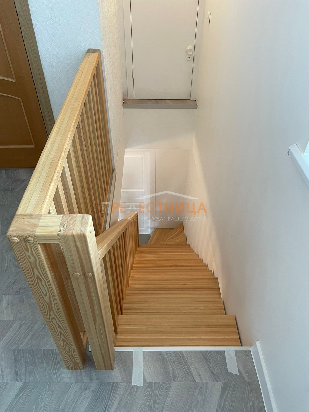 Лестница на двух косоурах Тандем - 32 с ступенями из лиственницы