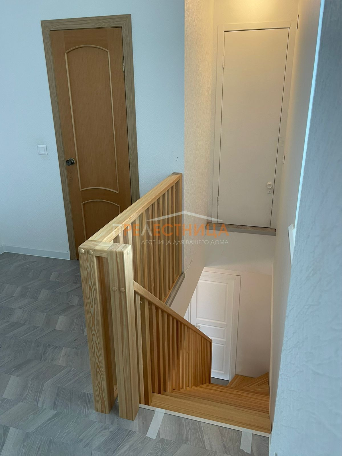 Лестница на двух косоурах Тандем - 32 с ступенями из лиственницы