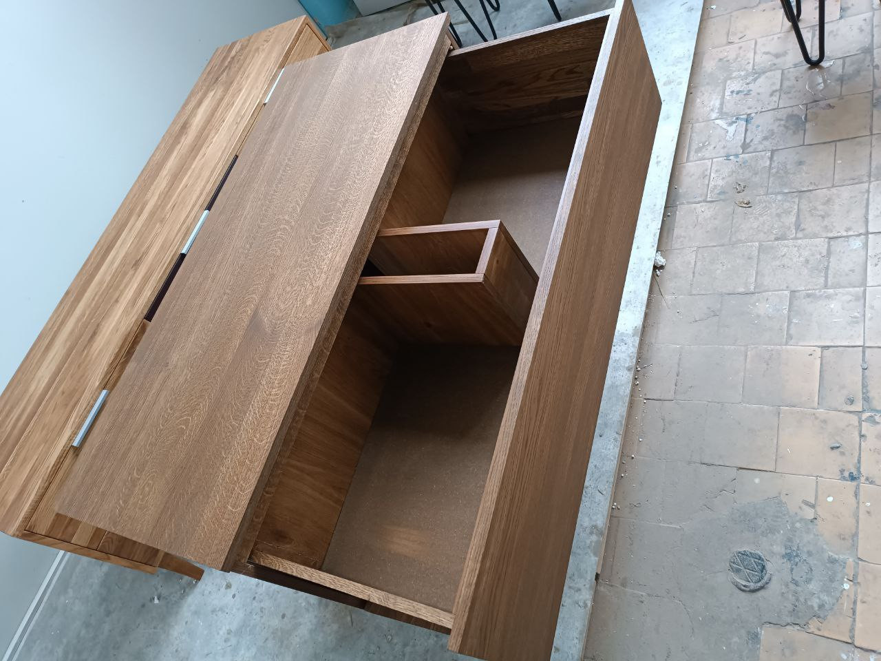 Тумба под умывальник на заказ из дерева производство мебели в ванную