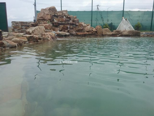 Искусственный пруд