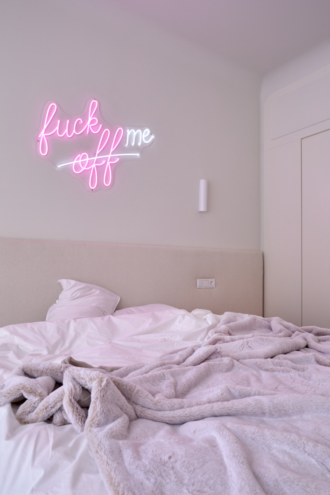 Стекло и неон: квартира в Подмосковье