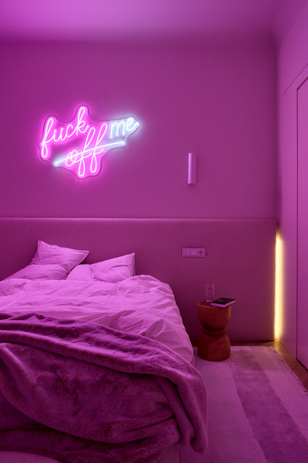 Стекло и неон: квартира в Подмосковье