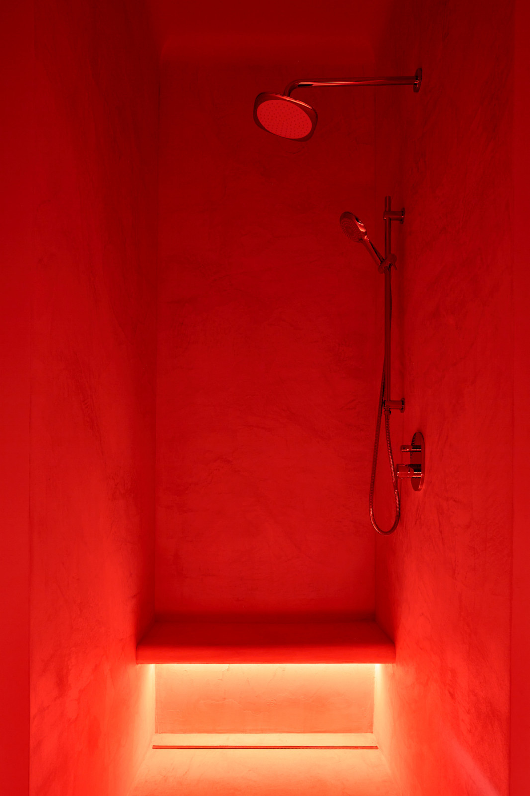 Стекло и неон: квартира в Подмосковье