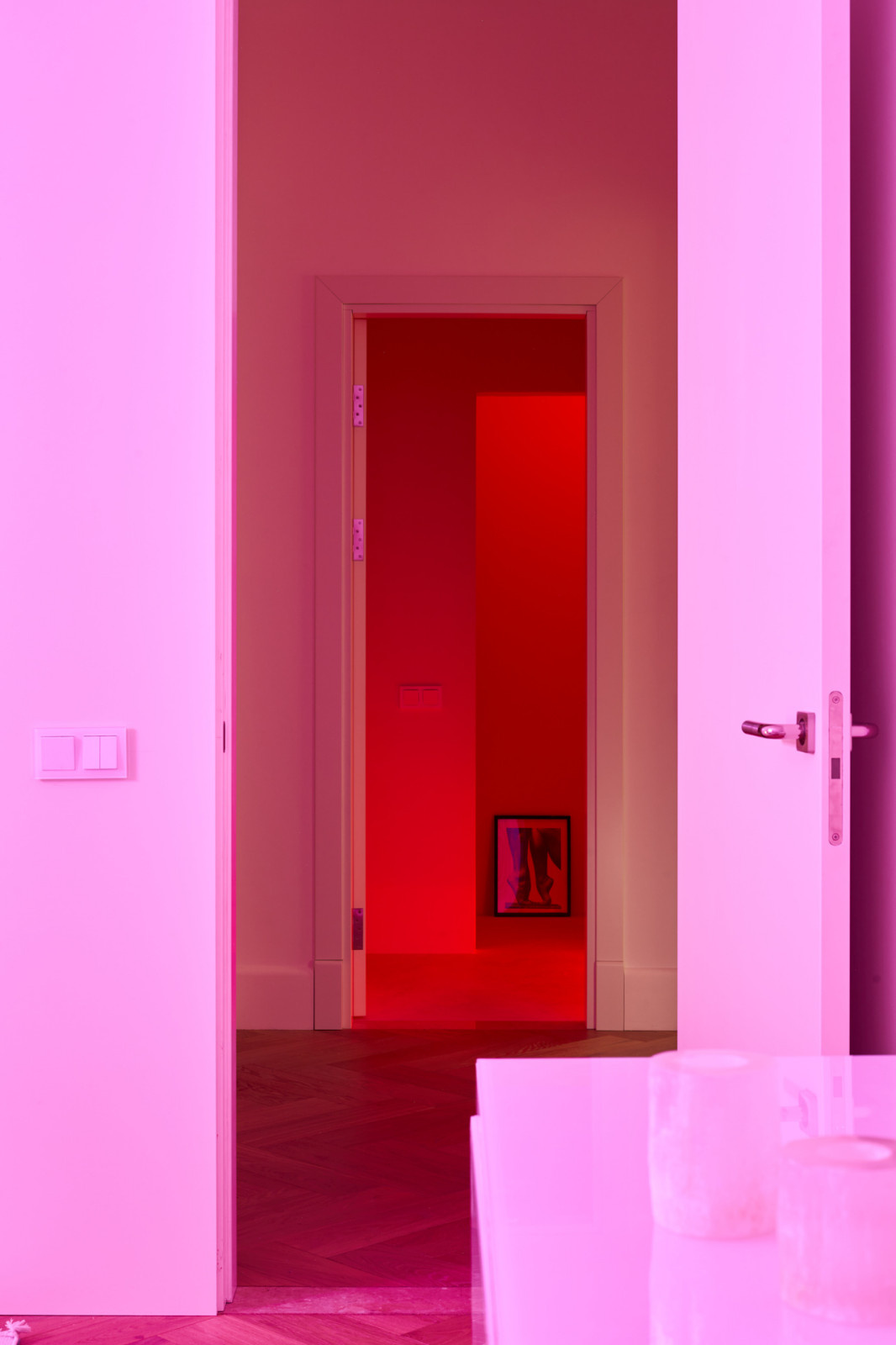 Стекло и неон: квартира в Подмосковье