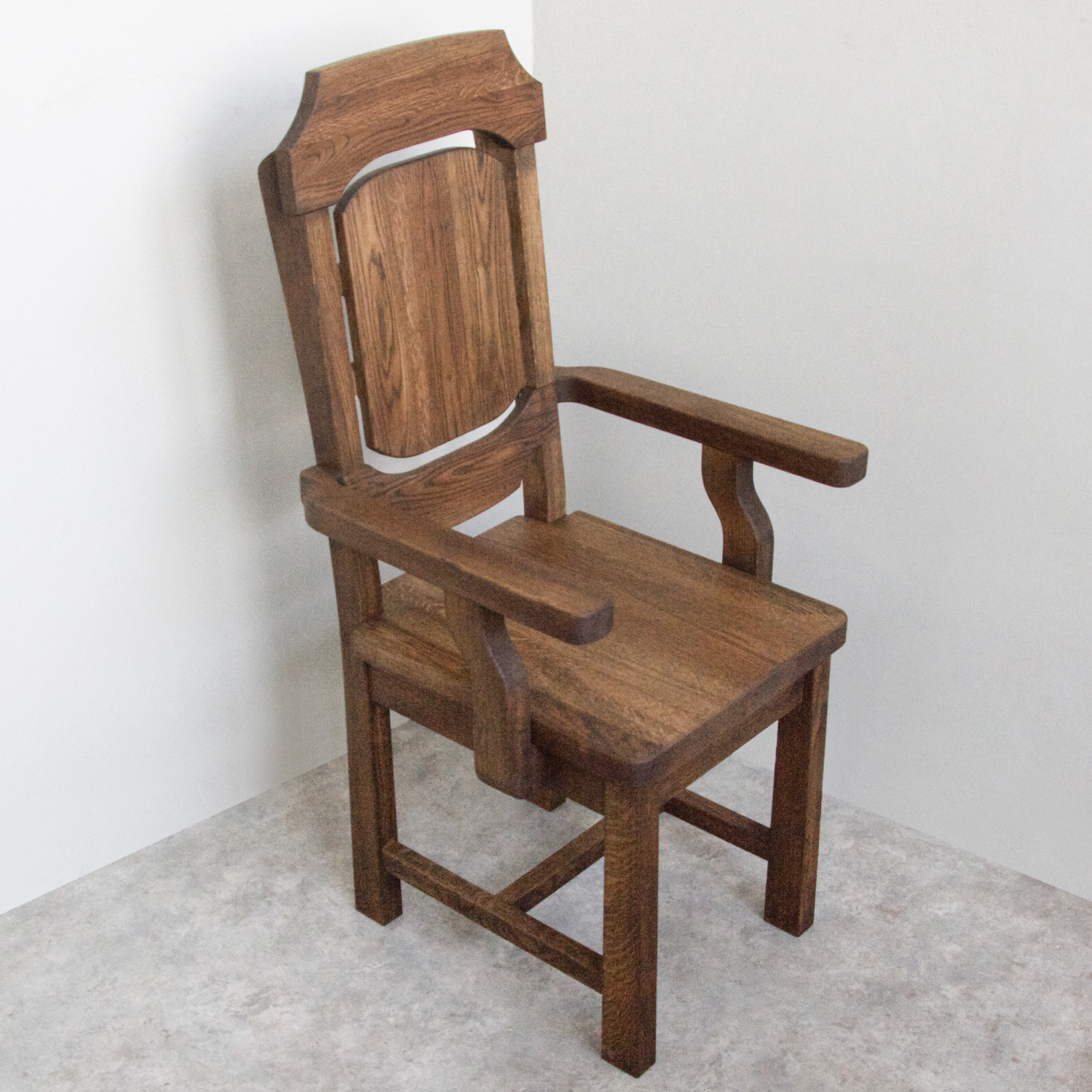 Стул из массива дерева со спинкой и подлокотниками из дерева на заказ  © https:/