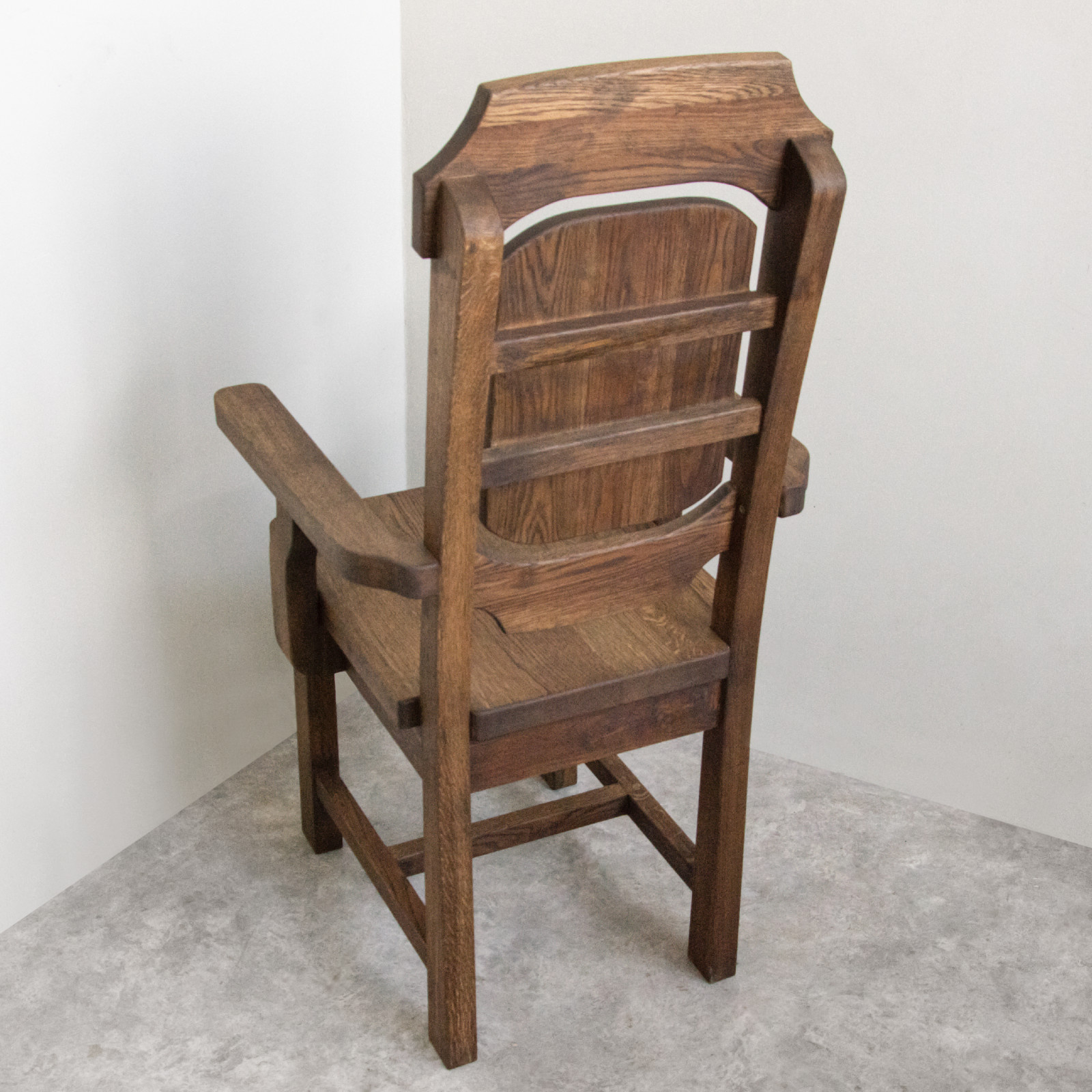 Стул из массива дерева со спинкой и подлокотниками из дерева на заказ  © https:/