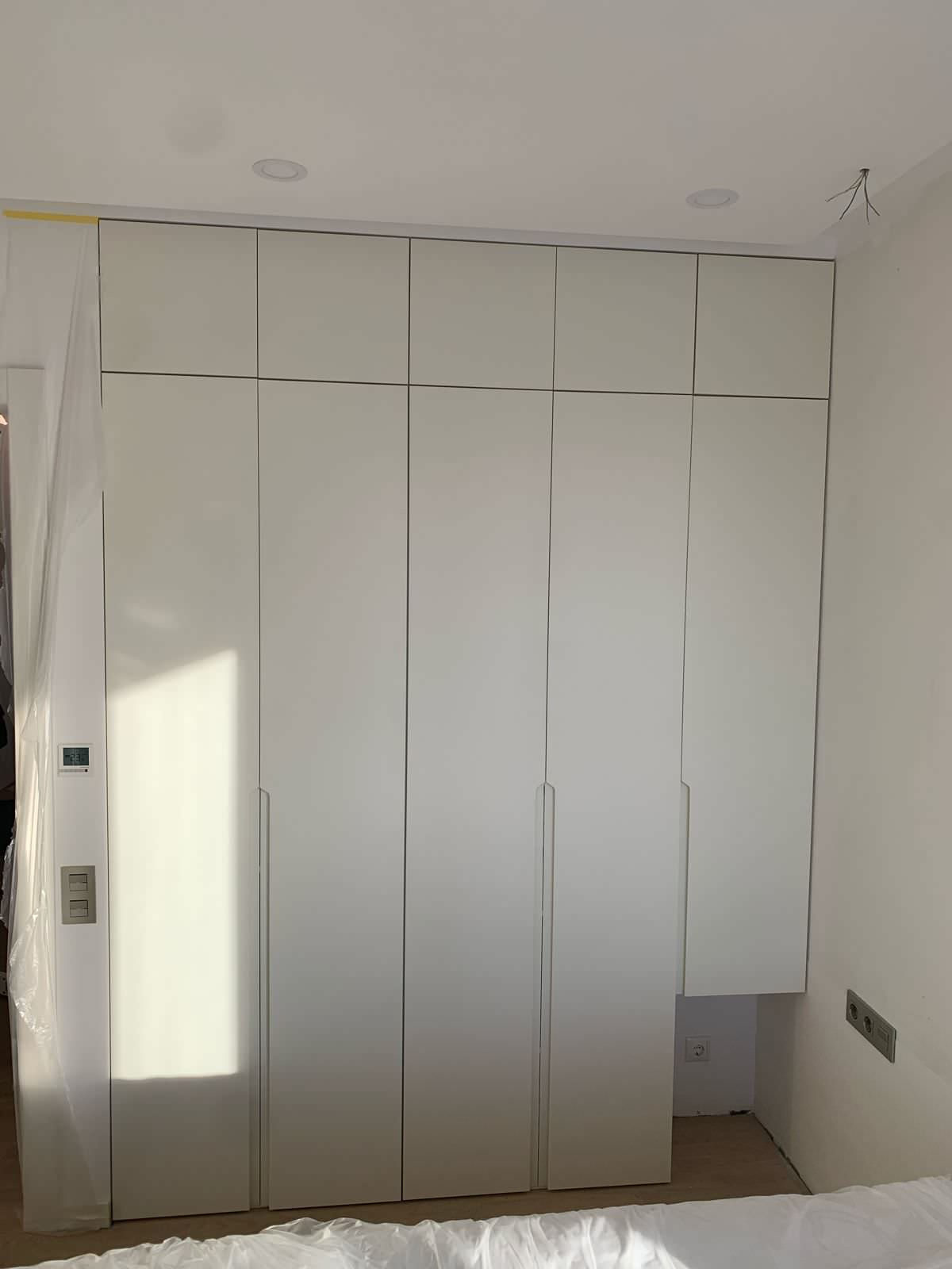 Шкаф и гостинная