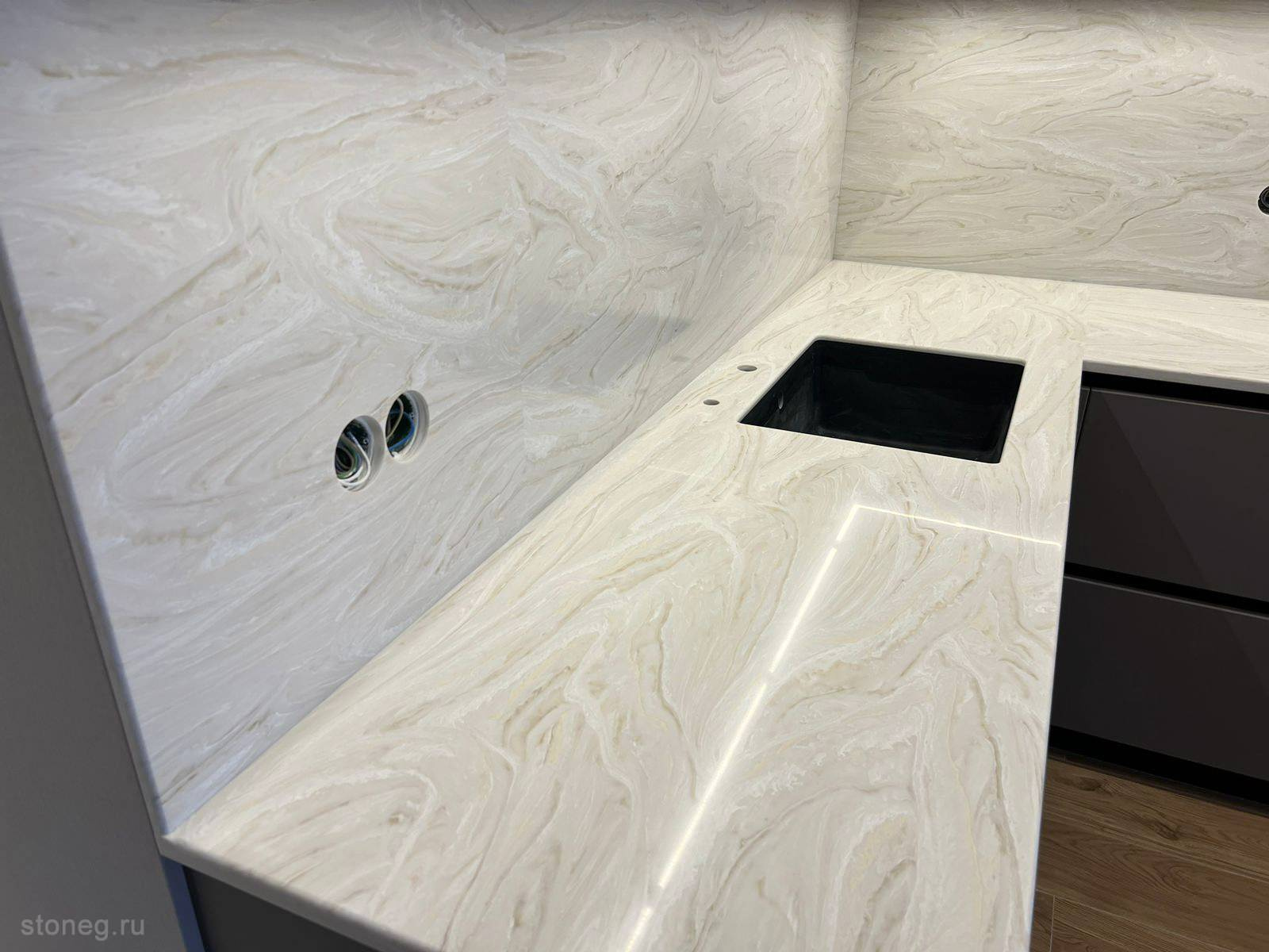 Мраморные текстуры в современном интерьере кухни