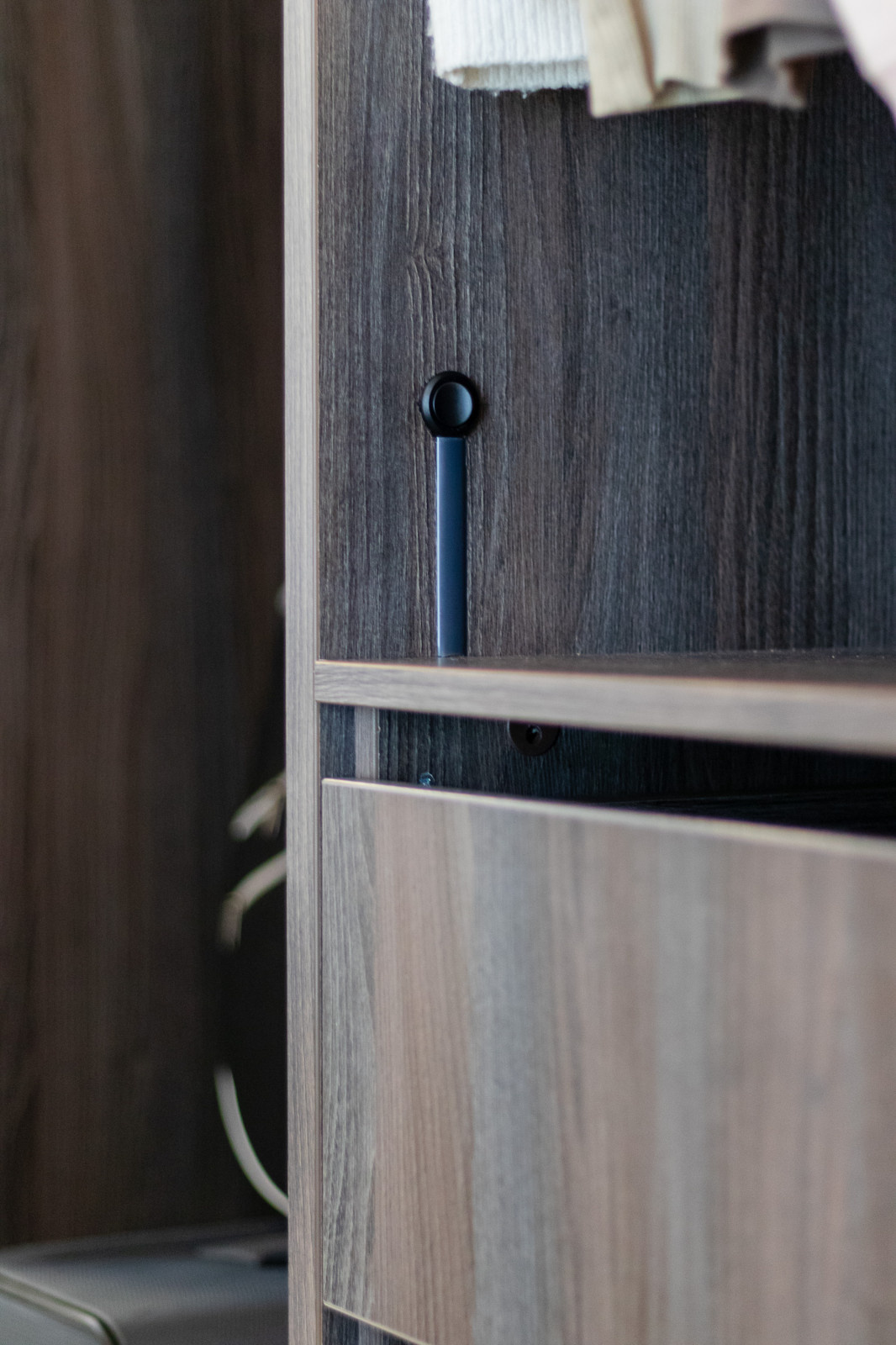 Выключатель подсветки гардеробной