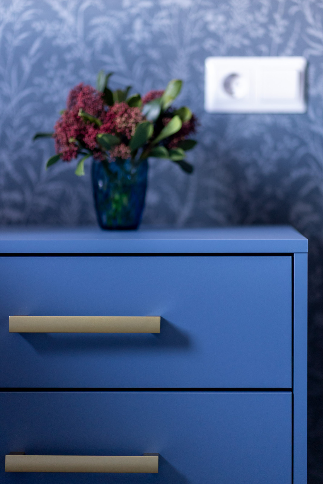 Кухня-гостиная, облегченная, светлая в основном объеме и с акцентным светом, в с