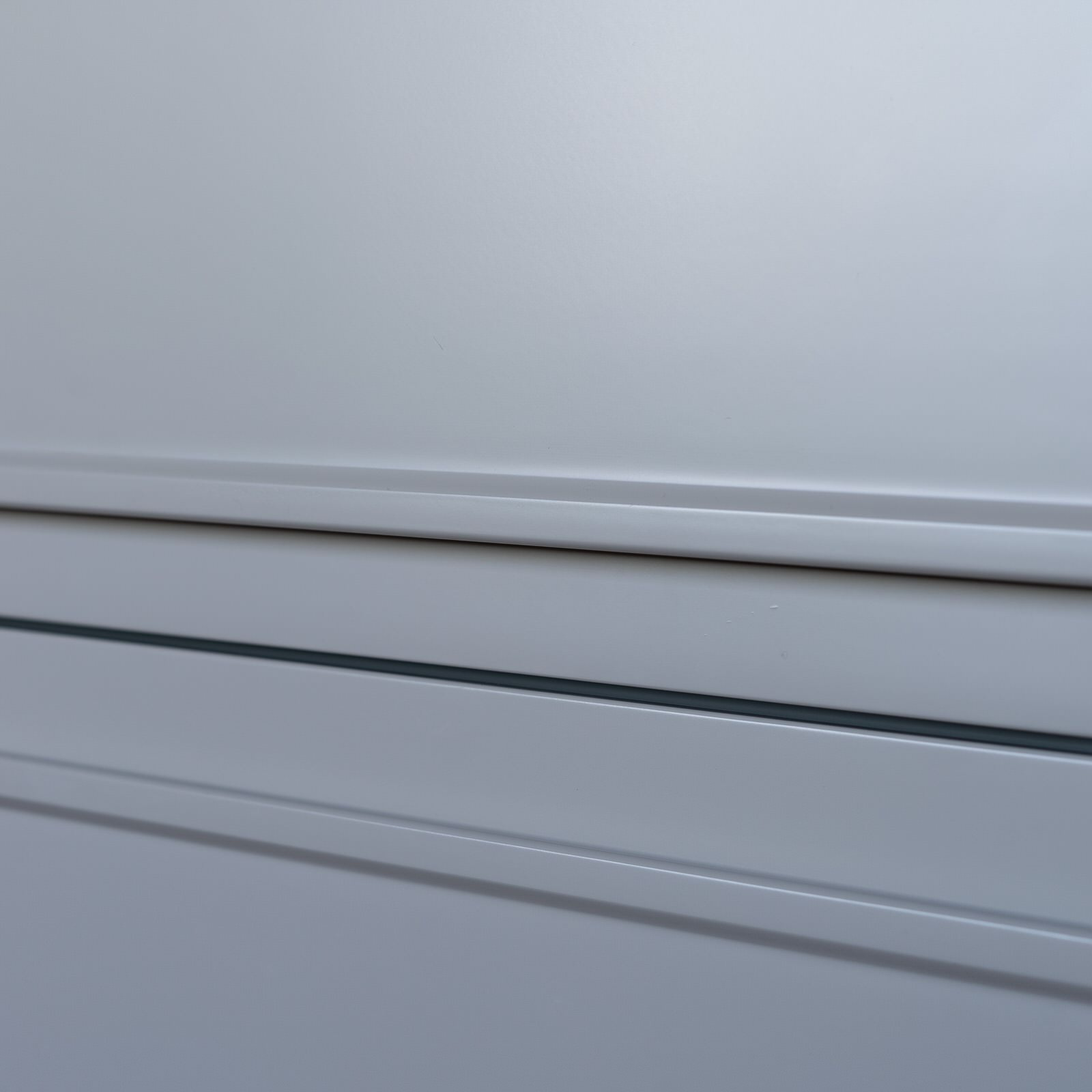 Монохромная кухня до потолка с интересными решениями