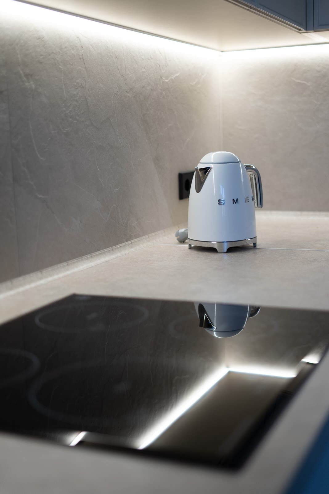 Монохромная кухня до потолка с интересными решениями