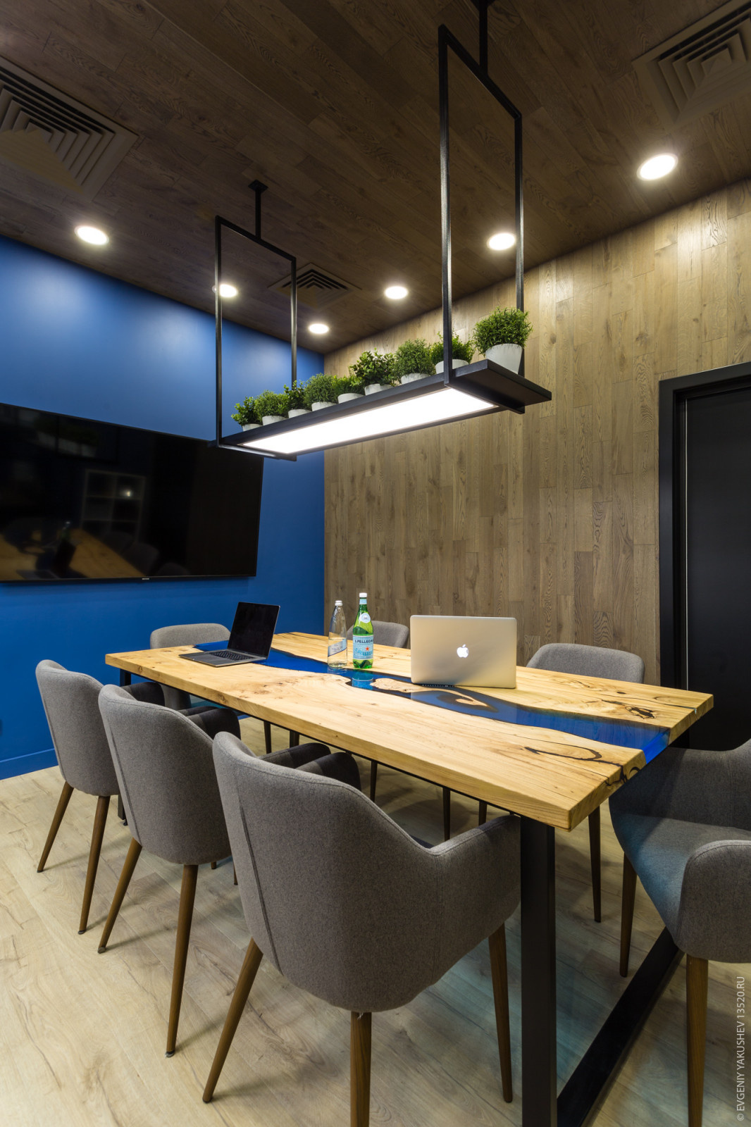 Office in Neo-Geo Business Center