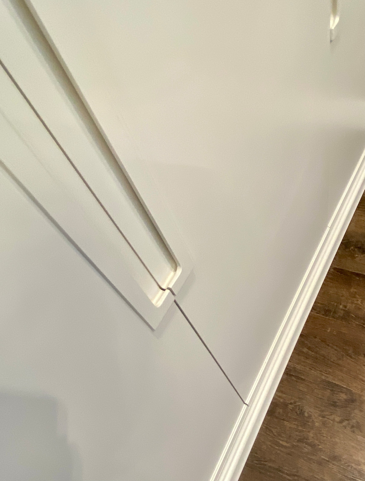 Шкаф распашной, трехдверный.