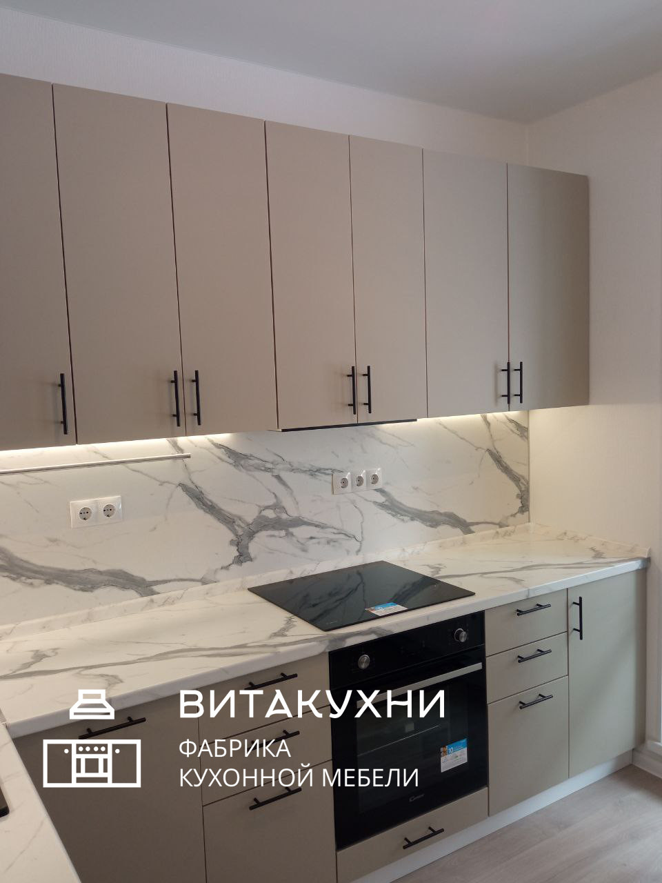 Кухонный гарнитур с бежевыми фасадами