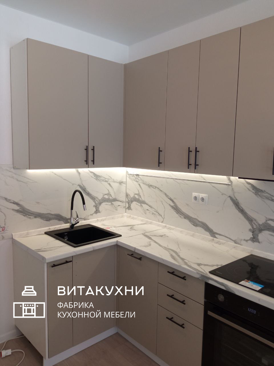 Кухонный гарнитур с бежевыми фасадами