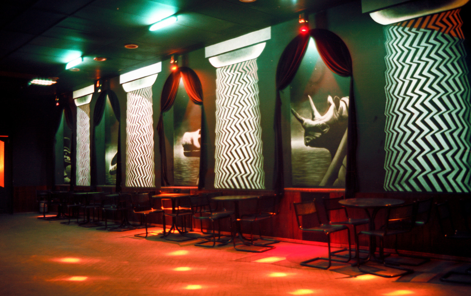 Светящиеся интерьеры ночного клуба Classic