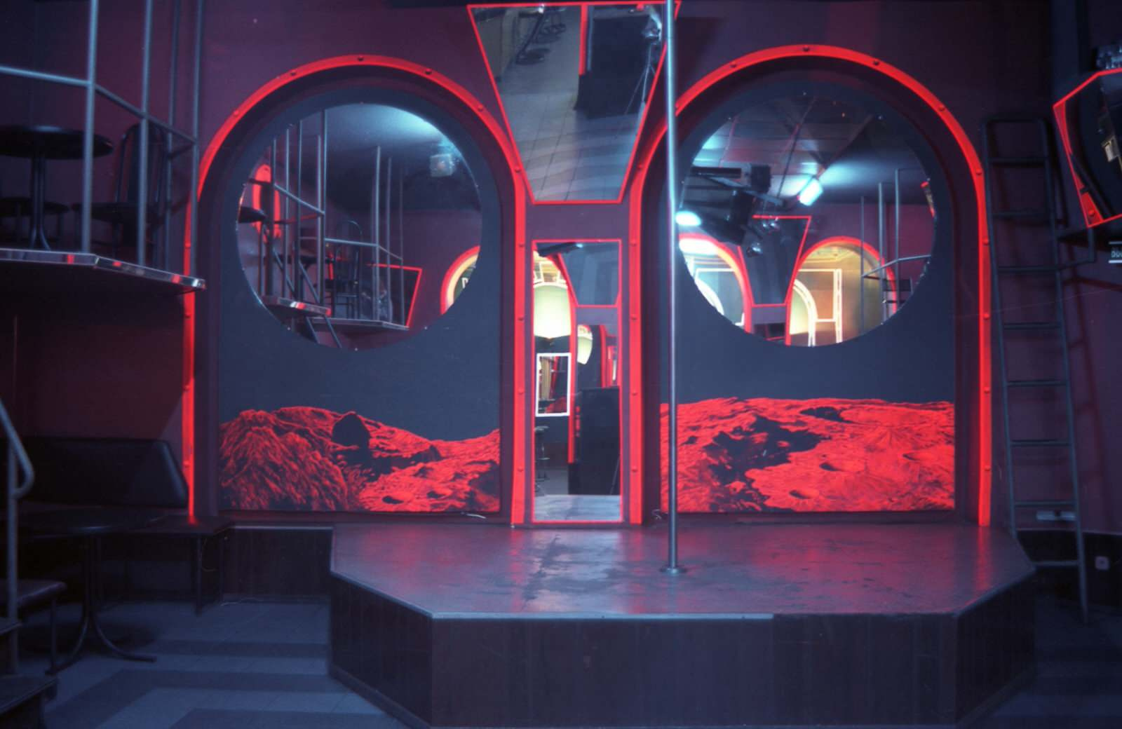 Светящиеся интерьеры ночного клуба Classic