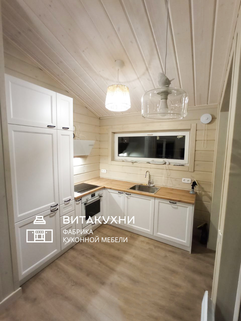 Белая кухня без верхних шкафов