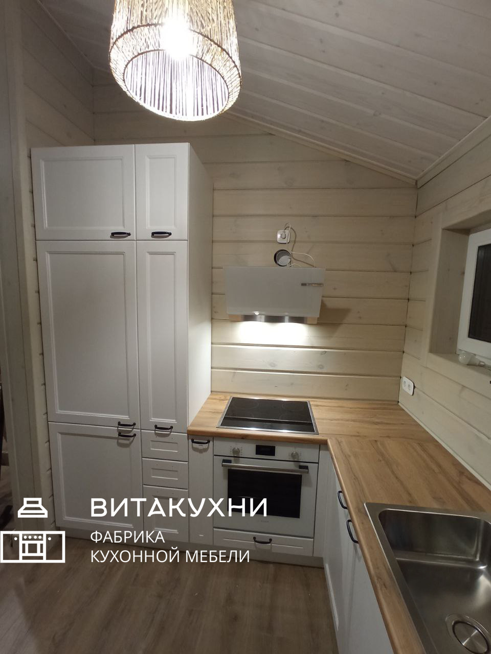 Белая кухня без верхних шкафов