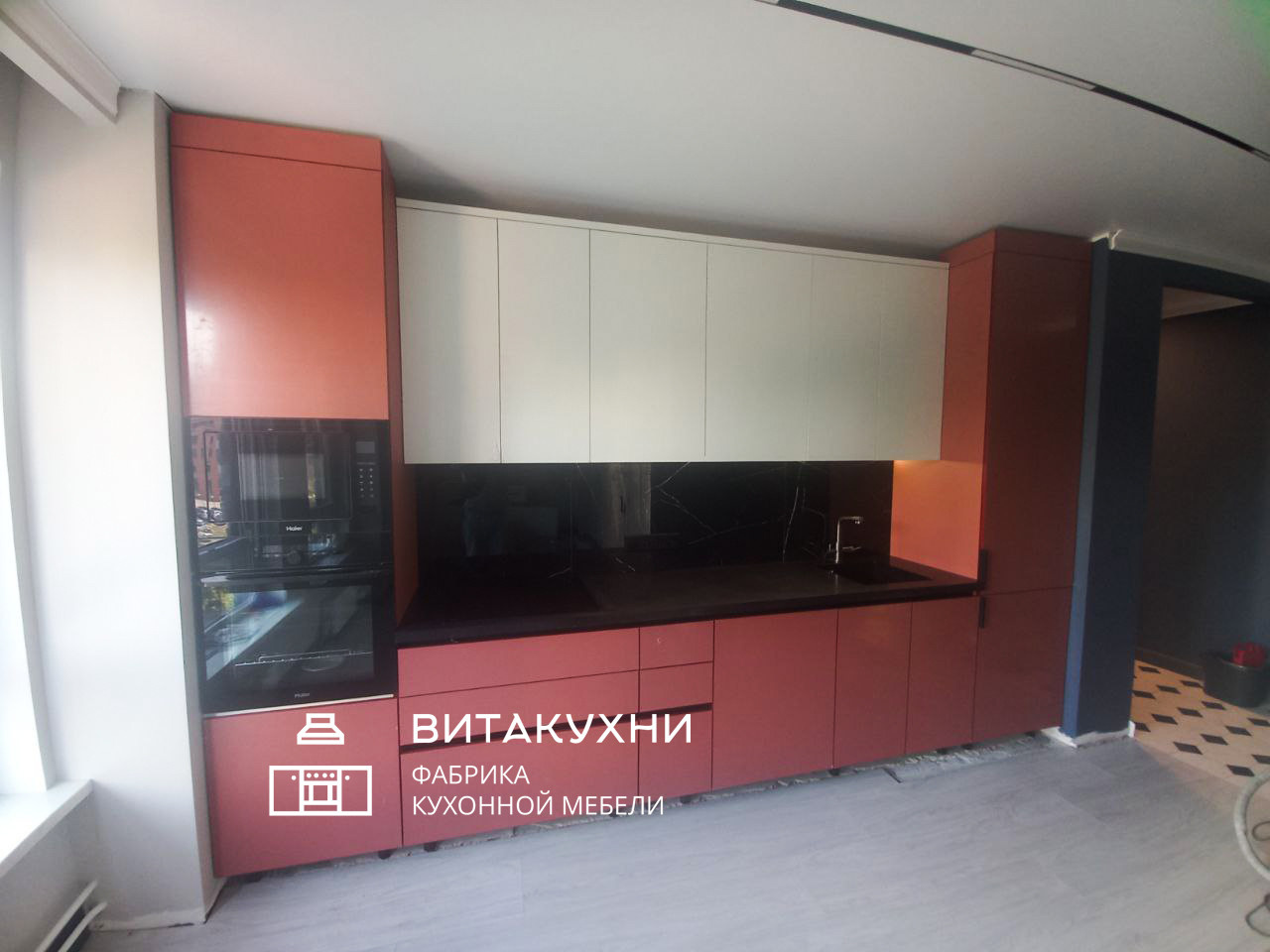 Кухня с красными фасадами