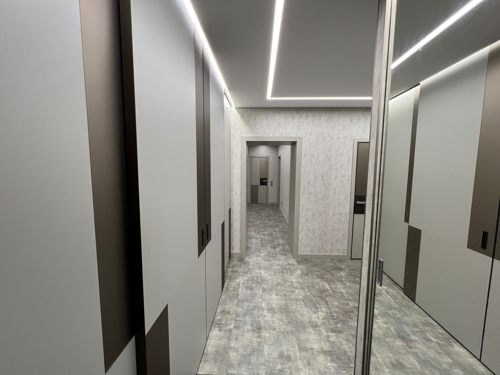 Монохромная прихожая