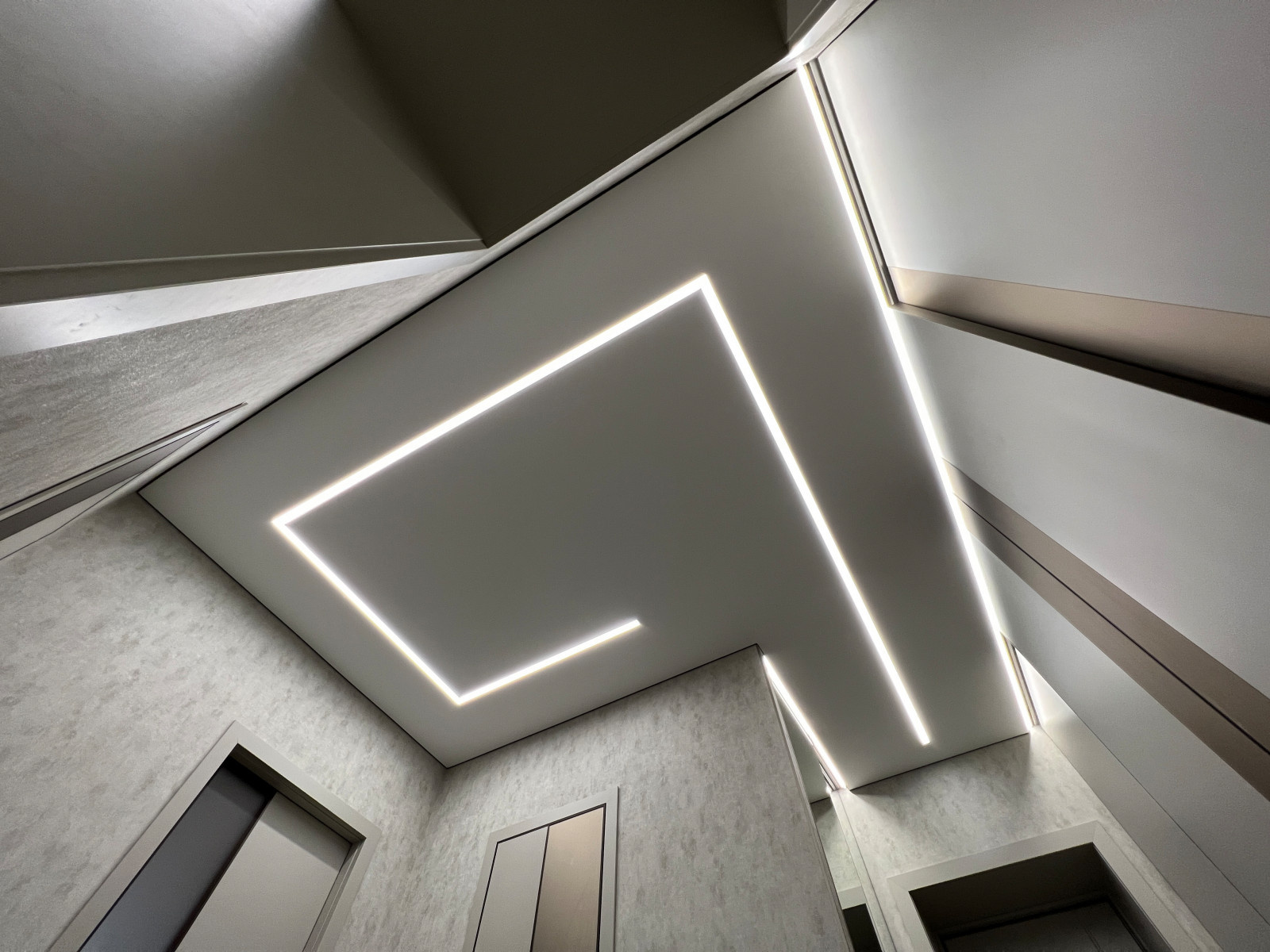 Монохромная прихожая