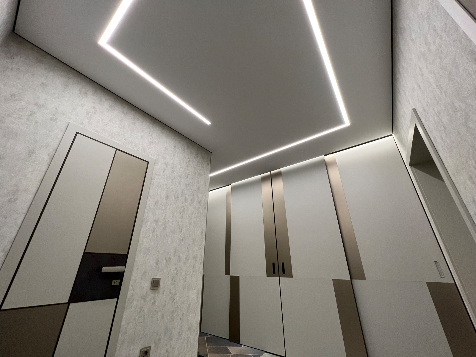 Монохромная прихожая