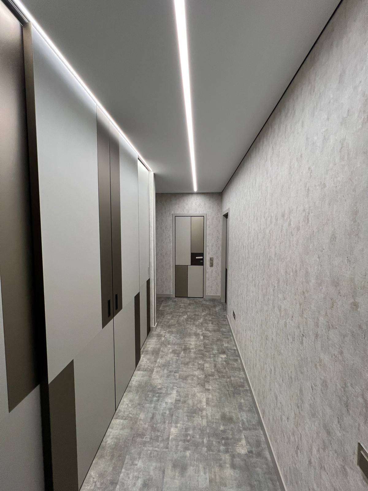 Монохромная прихожая