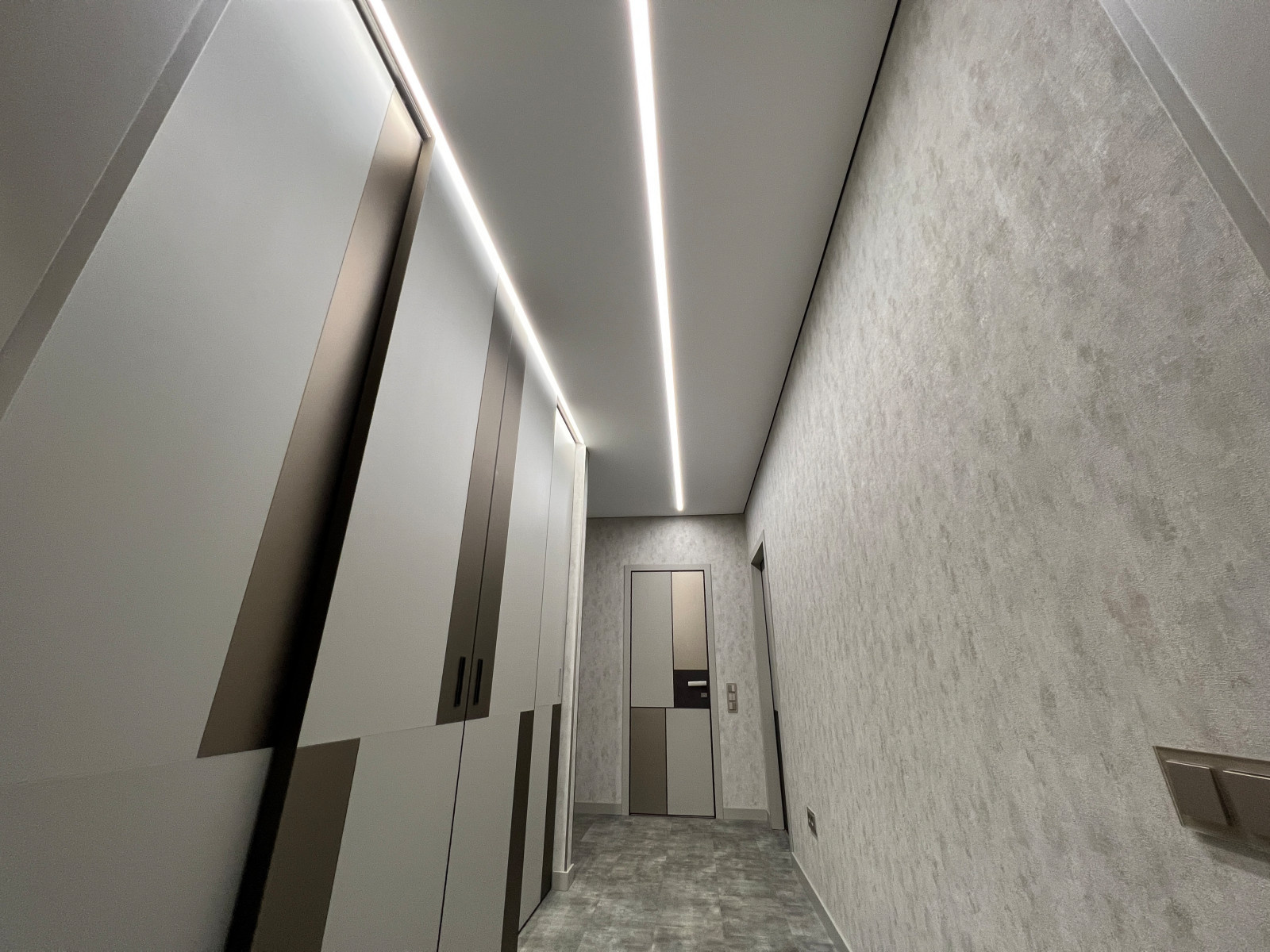 Монохромная прихожая