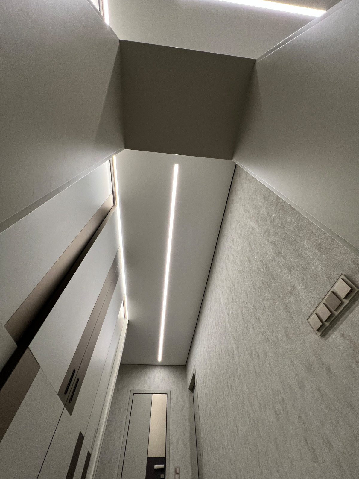 Монохромная прихожая