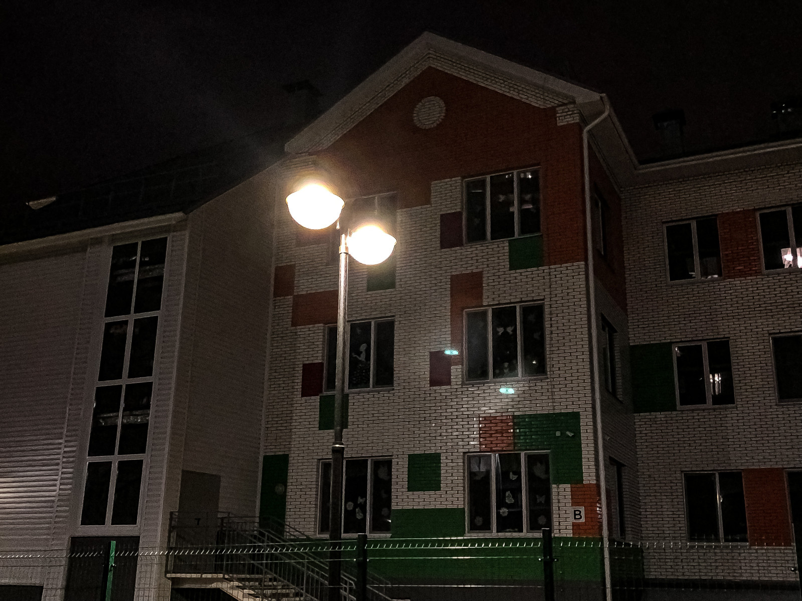 Благоустройство прилегающей территории образовательного учреждения. Установлены