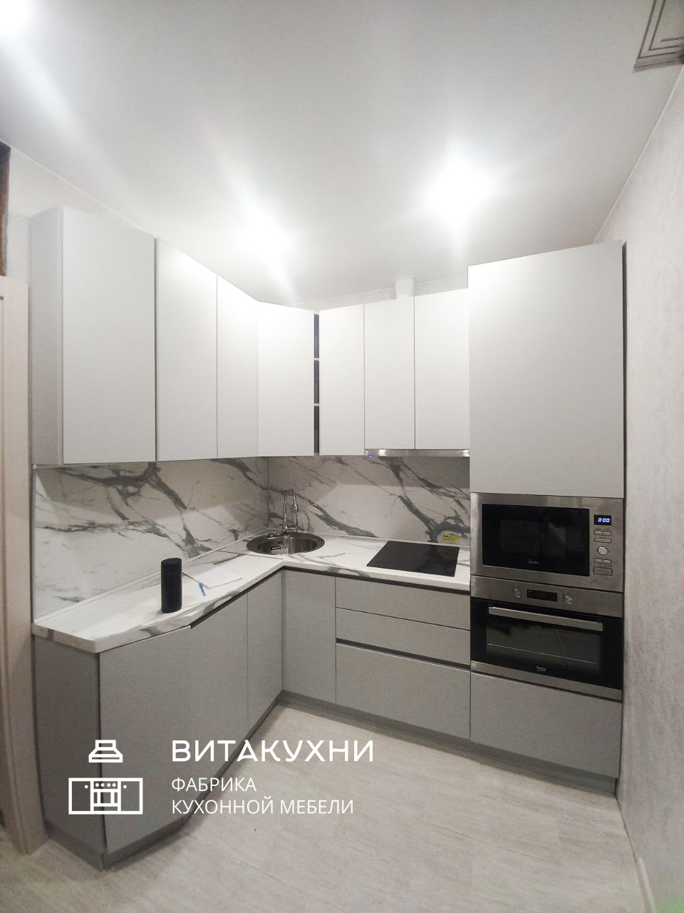 Небольшая белая кухня