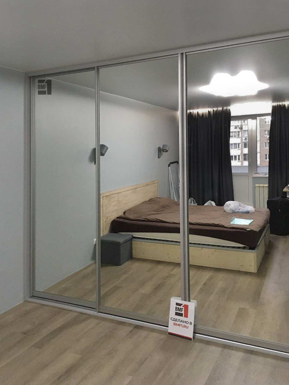 Вместительный шкаф-купе во всю стену