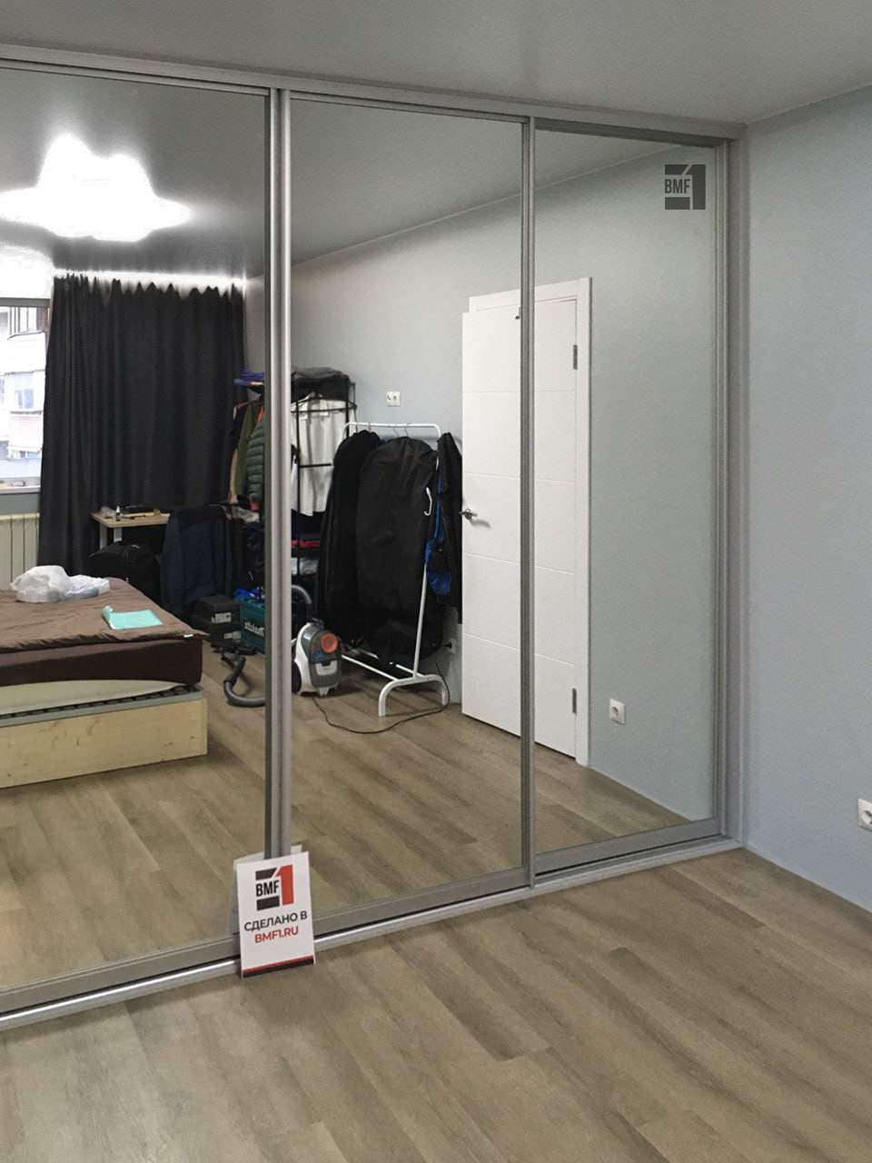 Вместительный шкаф-купе во всю стену
