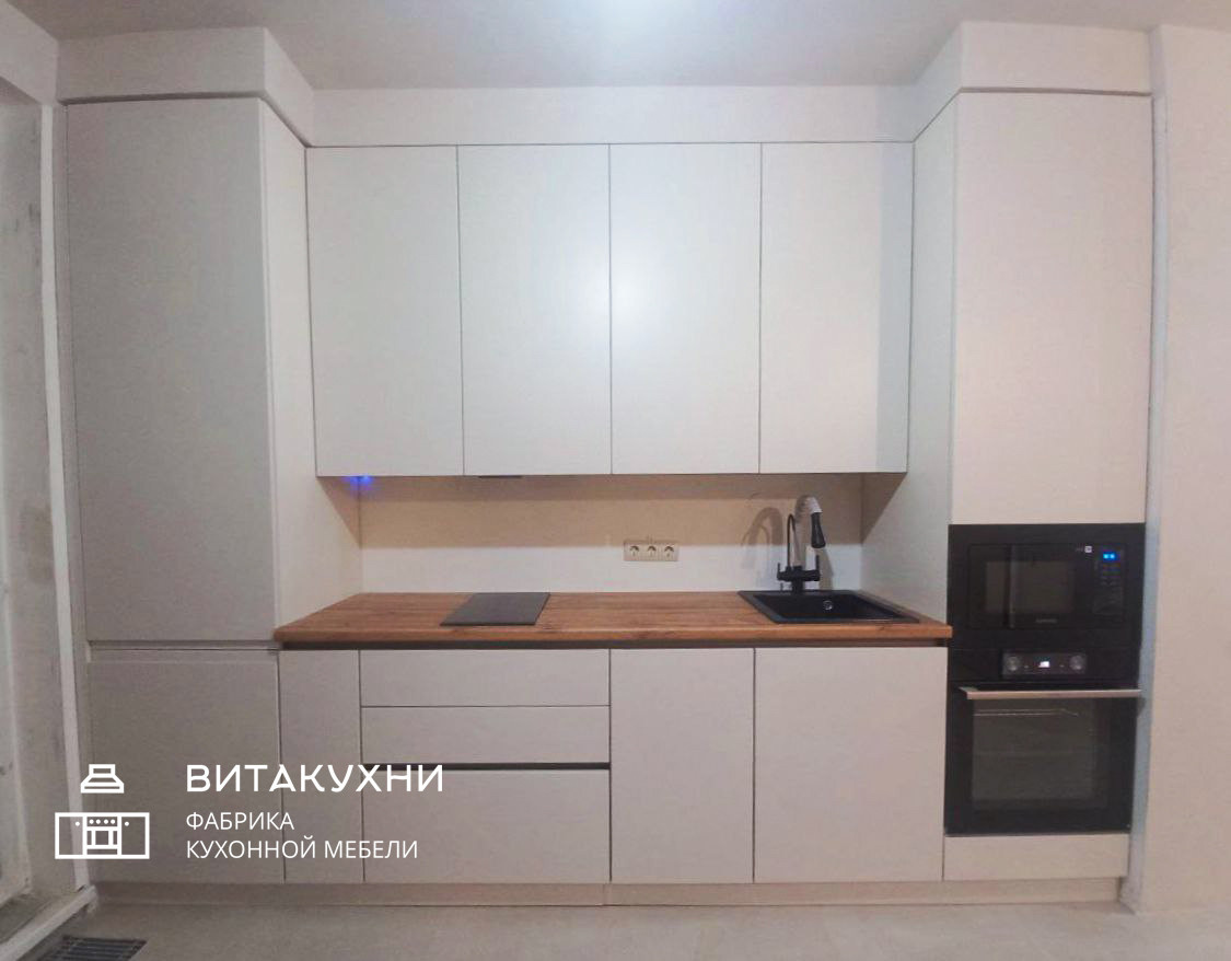 Белая кухня с матовыми фасадами