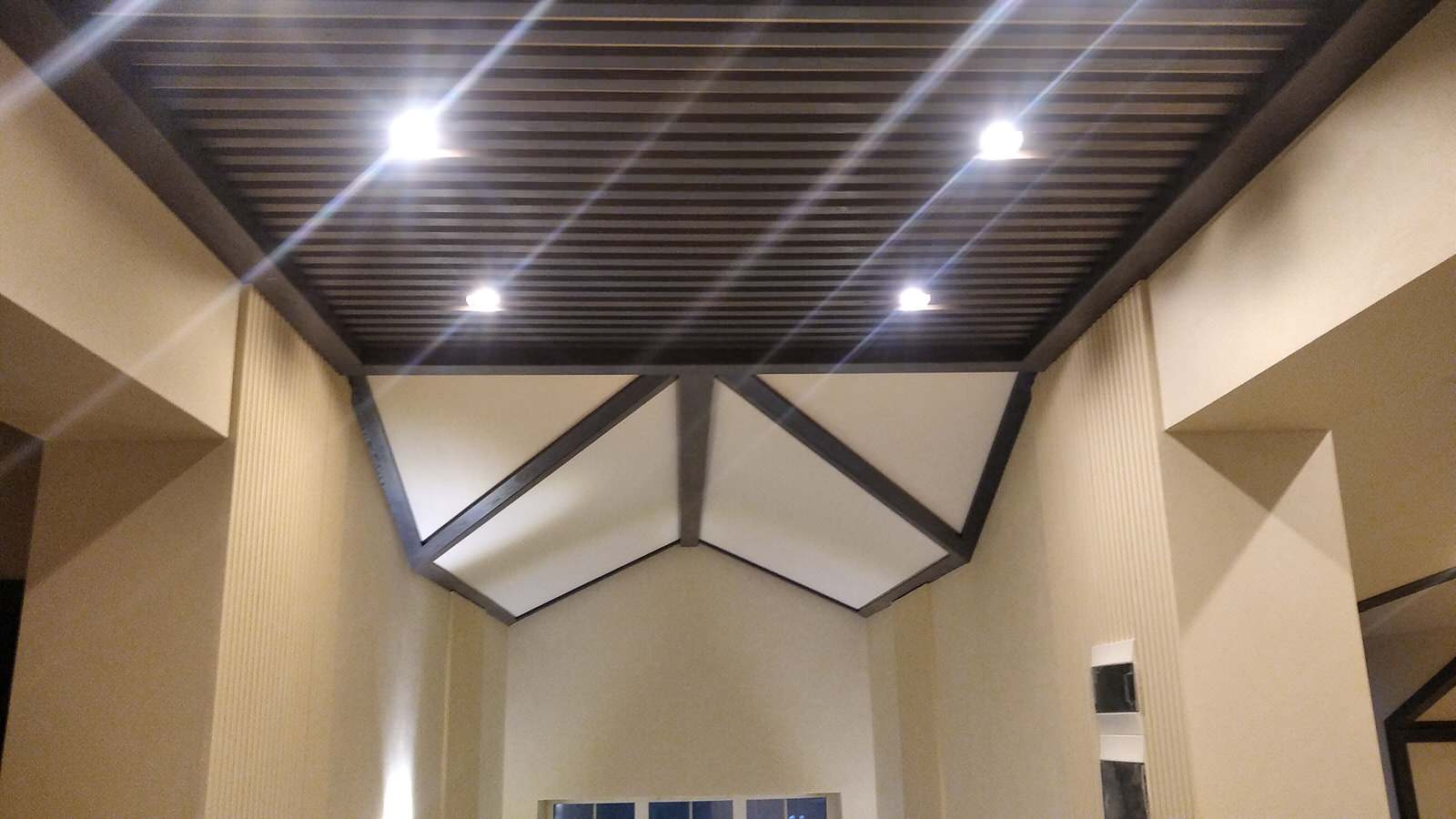 Отделка потолка деревянными фальшбалками в Сокольниково