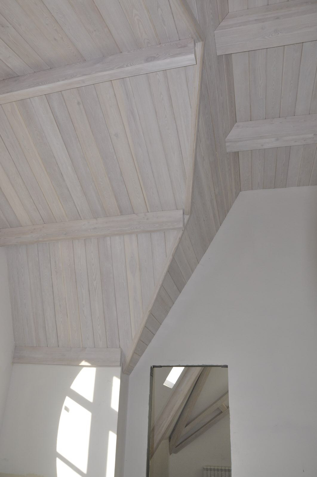 Отделка планкеном и фальшбалками из лиственницы дома в Горках-2