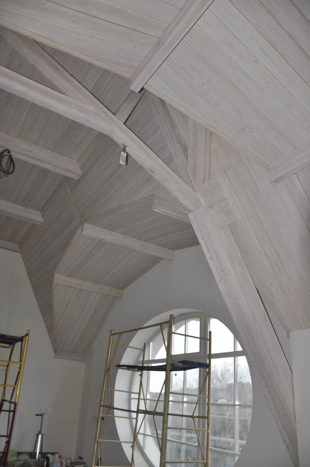 Отделка планкеном и фальшбалками из лиственницы дома в Горках-2