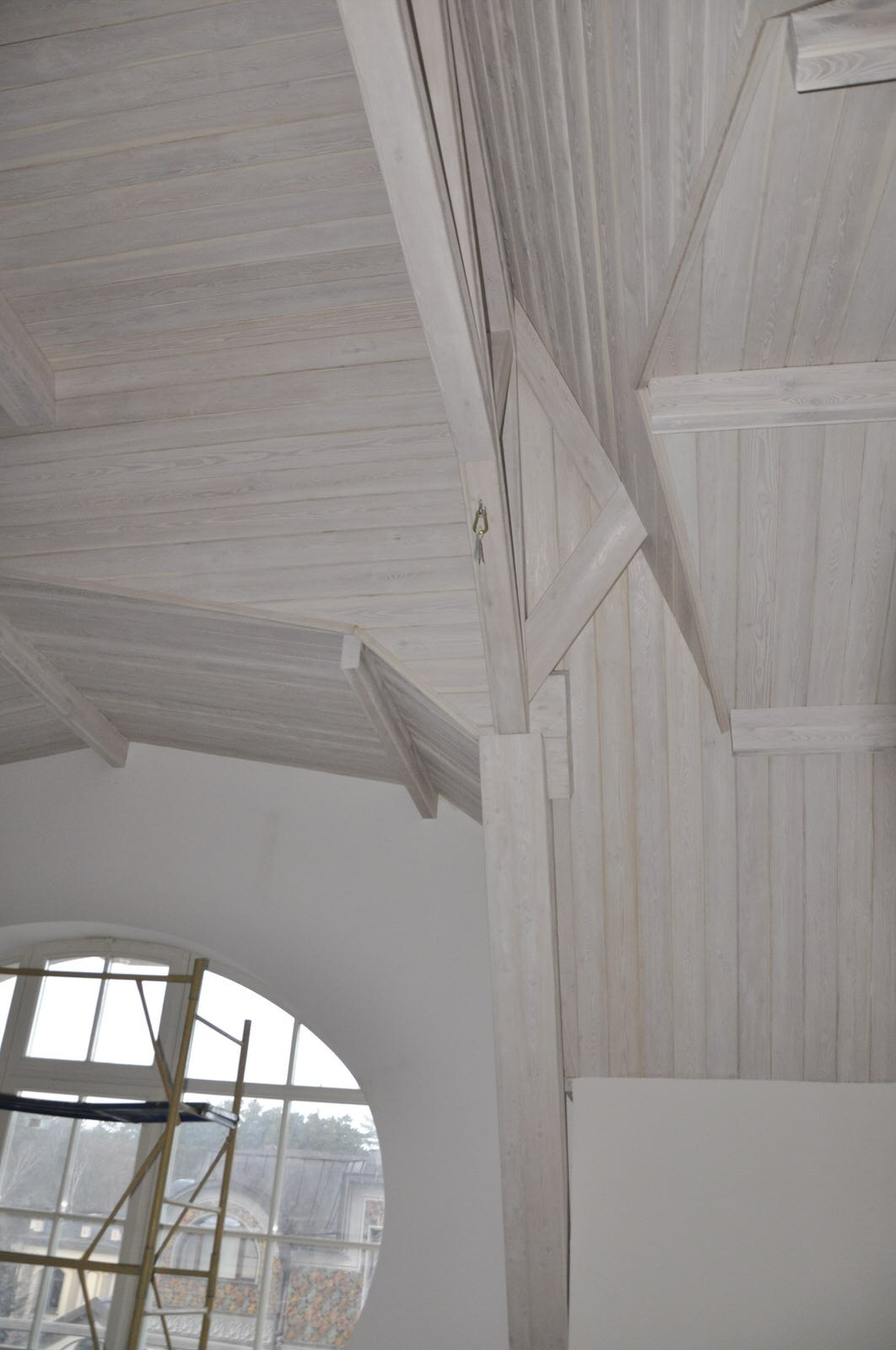 Отделка планкеном и фальшбалками из лиственницы дома в Горках-2